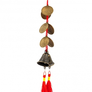 Monetos su gyvate ir varpeliais ant raudonos virvelės