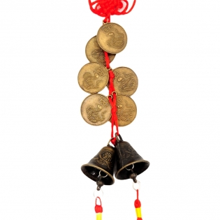 Monetos su gyvate ir varpeliais ant raudonos virvelės