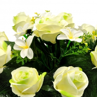 Vėlinių vainikas iš dirbtinių rožių ir baltų gėlių