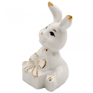 Porceliano statulėlė "Kiškutis su dovanėle"