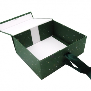 Žalia dovanų dėžutė su...